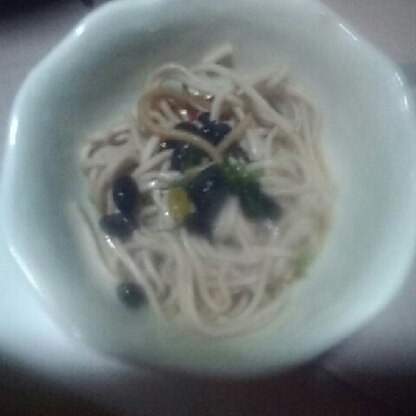 明日葉がないんだけど黒豆茶ガラとお蕎麦でヘルシー美味しい！オリゴ糖のお汁おいしかった！ごちそうさまでした(*^_^*)